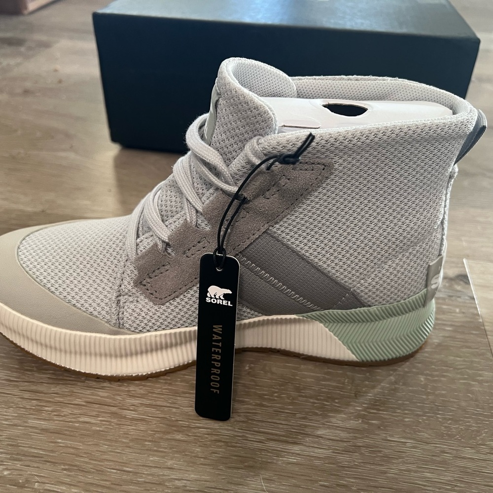 NIB Women’s Sorel ‘out n about’ waterproof sneaker
